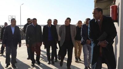 وزير التنمية المحلية يتفقد مصنع تدوير المخلفات بالمنيا