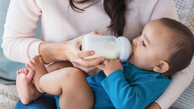 احذر.. دراسة تكشف مفاجأة بشأن حليب الأطفال الاصطناعي