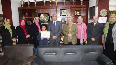 تفاصيل تكريم طالب بإدارة الشروق وبدر من مدير التعليم فى القاهرة