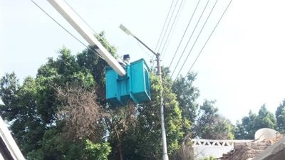 كشافات لأعمدة الإنارة بنجع الترعة شمال الأقصر