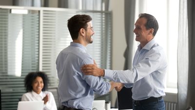 العلاقة بين العامل ومديره علاقة إجارة وهذا ما يجب فيها
