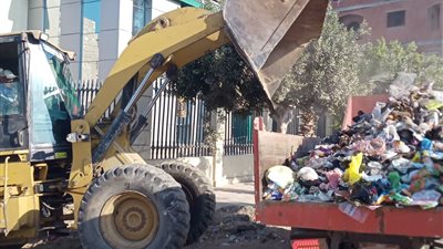 استكمال أعمال رفع القمامة وصيانة أعمدة الإنارة بالقنطرة غرب