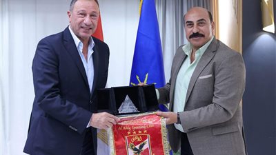 شاهد بالصور.. الخطيب يهدي محافظ أسوان درع وعلم الأهلي