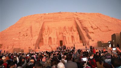 الشمس تتعامد على وجه الملك رمسيس الثانى بمدينة أبو سمبل السياحية