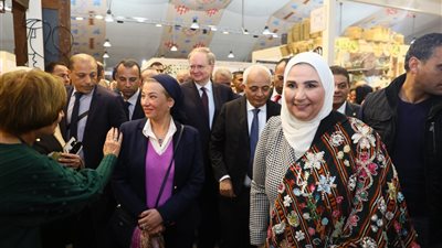 وزيرة البيئة تشارك في افتتاح معرض 