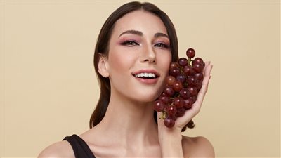 بالعنب والكيوي والعسل ..3 أقنعة طبيعية لبشرتك
