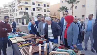 وزير التعليم العالي يتفقد معرض 