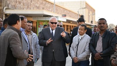 محافظ قنا يتفقد محطة سكة حديد قنا لبحث شكاوى المواطنين