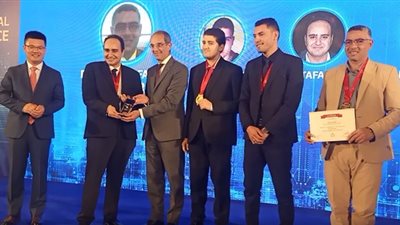 وزير الاتصالات يكرم خريج من الجامعة المصرية الروسية.. بالصور