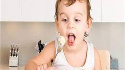 ابعدوا أطفالكم عن هذه الاطعمة الثلاثة .. خبراء الصحة يحذرون