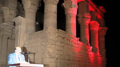 محافظ أسوان يفتتح فعاليات القمة العربية للتطوير المهنى بمعبد فيله