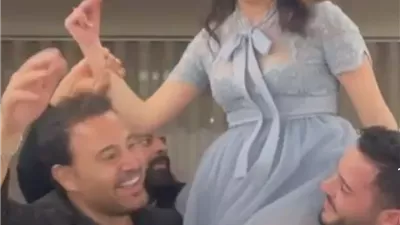 عاصى الحلانى يحمل ابنته على 