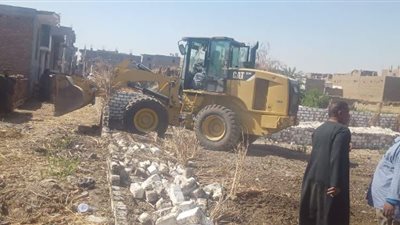 إزالة ٣ حالات تعدى على الأراضى بإسنا جنوب الأقصر