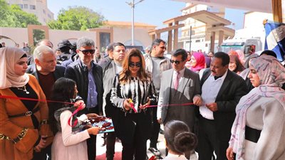 محافظ دمياط تفتتح معرض السلع الأساسية 