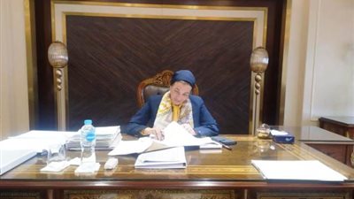وزيرة البيئة تجتمع بمساعديها بالعاصمة الإدارية لمناقشة ملفات هامة