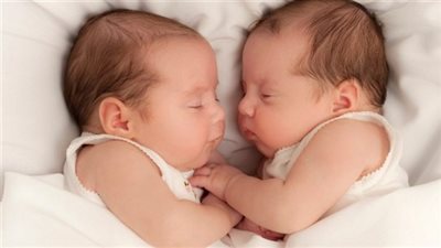 أمريكية تنجب توأماً بعد 6 أشهر من ولادتها الأول