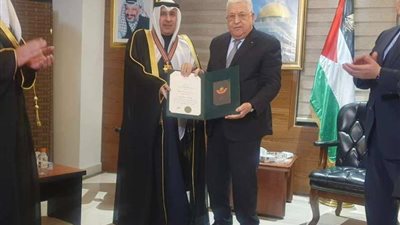 الرئيس الفلسطيني يمنح السفير الكويتي نجمة القدس
