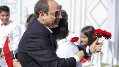 تلاميذ محافظة المنيا يستقبلون الرئيس السيسي بالورود