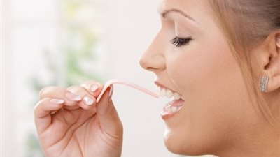 تجنب ابتلاع العلكة.. تعرف على السبب