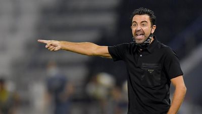 شاهد .. تشافى يعاين ملعب مواجهة ريال مدريد بكأس إسبانيا