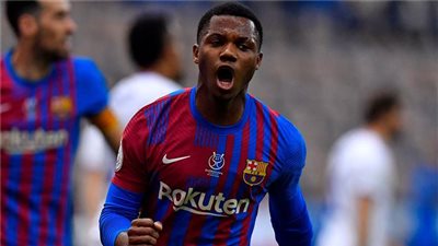 شاهد .. نجم برشلونة يمنع هدفا مؤكدا لفريقه أمام ريال مدريد