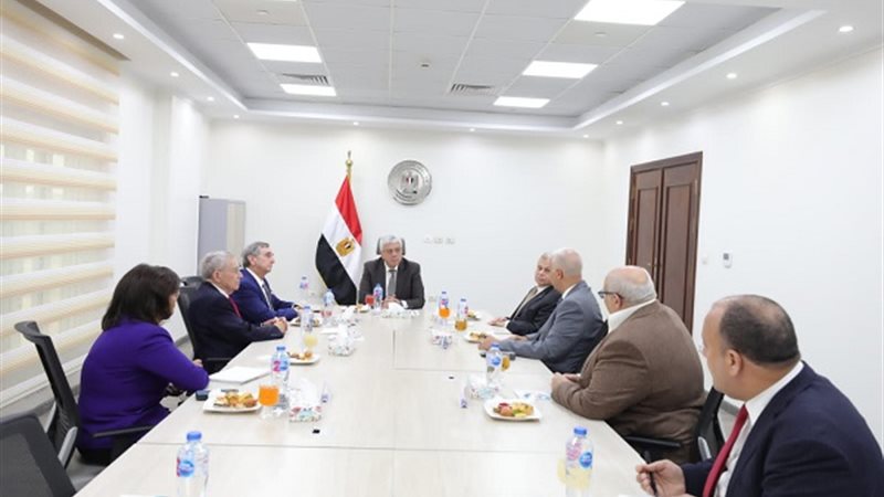 الدكتور أيمن عاشور