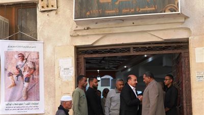 محافظ أسوان يقدم واجب العزاء لأسرة الشهيد البطل النقيب عمرو شهاب