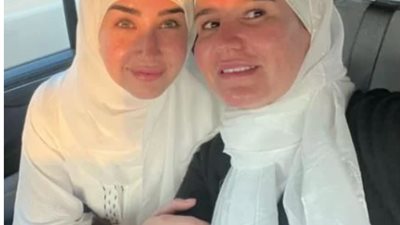 هنا الزاهد وهنا شيحة بملابس الإحرام ويعلقان: 