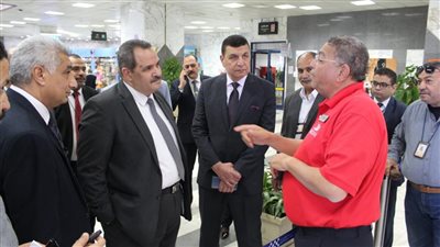 منصور يتفقد المطار ويكرم العاملين المتميزين