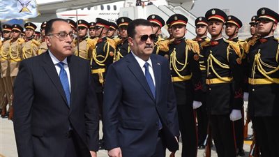رئيس الوزراء يستقبل نظيره العراقي بمطار القاهرة