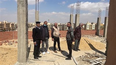 رئيس جهاز الشروق يزيل أعمدة خرسانية بعقار سكنى.. تعرف على السبب
