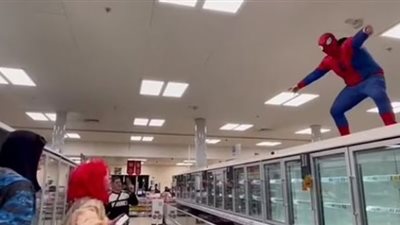 بالصور .. القبض علي سبايدر مان بعد هجومه علي المارة بانجلترا
