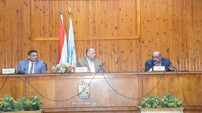 محافظ أسيوط يعقد اجتماعًا مع رؤساء الوحدات المحلية والقروية