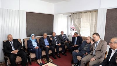 محافظ الشرقية يهنئ مدير المكتب الفني للنيابة الإدارية الجديدة