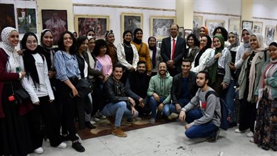 رئيس جامعة حلوان يتفقد معرض نتاج أعمال الطلاب.. بالصور