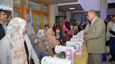 محافظ أسيوط يسلم 22 ماكينة خياطة للسيدات المعيلات وذوات الهمم