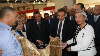 وزير التنمية المحلية يشيد بمنتجات معرض 