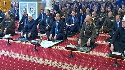 الرئيس السيسي يصل مسجد المشير طنطاوي لأداء صلاة الجمعة .. فيديو