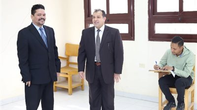 عكاوى يتفقد امتحانات الدراسات العليا بكلية الطب البيطرى