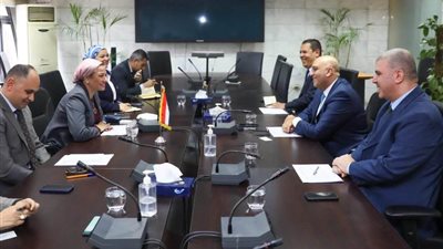 وزيرة البيئة تلتقى ورئيس جهاز تنمية المشروعات المتوسطة والصغيرة
