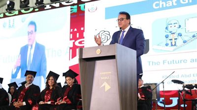 عبد الغفار يجري تجربة عملية باستخدام تقنية «شات جي بي تي»