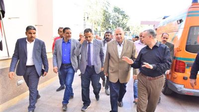 محافظ أسيوط يزور بعض الطالبات بمستشفى المبرة