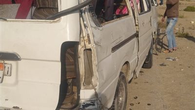 بالاسماء 10 مصابين في تصادم باص وتوك توك بفايد