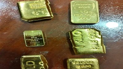 جمارك برج العرب تحبط تهريب عدد من القطع والسبائك الذهبية