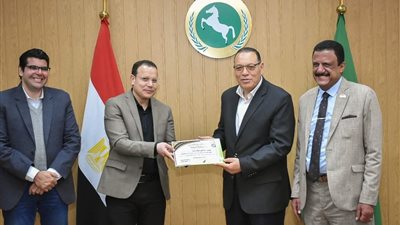 محافظ الشرقية يتسلم شهادات الحصول على اعتماد الجودة