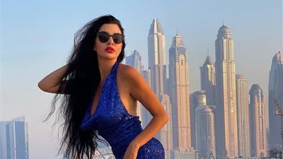 بالأزرق.. لاميتا فرنجية تخطف القلوب من أمام البحر