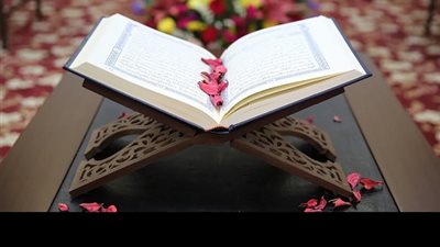 عند الاستلقاء هل يشرع قراءة القرآن