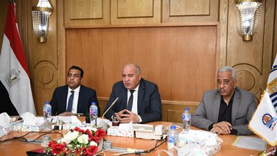 الداودى يتابع تنفيذ المشروعات القوميه والخطه الاستثماريه