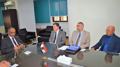 إسماعيل يؤكد دعم وتشجيع الاسكان لجهات التصنيع المحلية والعالمية