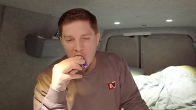 رجل يأكل بالخطأ بيضة بعشرة آلاف دولار